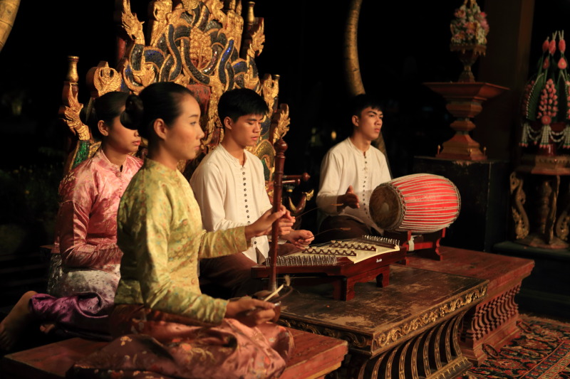 在泰国民间音乐,看到东和金被触击弦乐器和弓乐器,使用鼓塔表单,传统