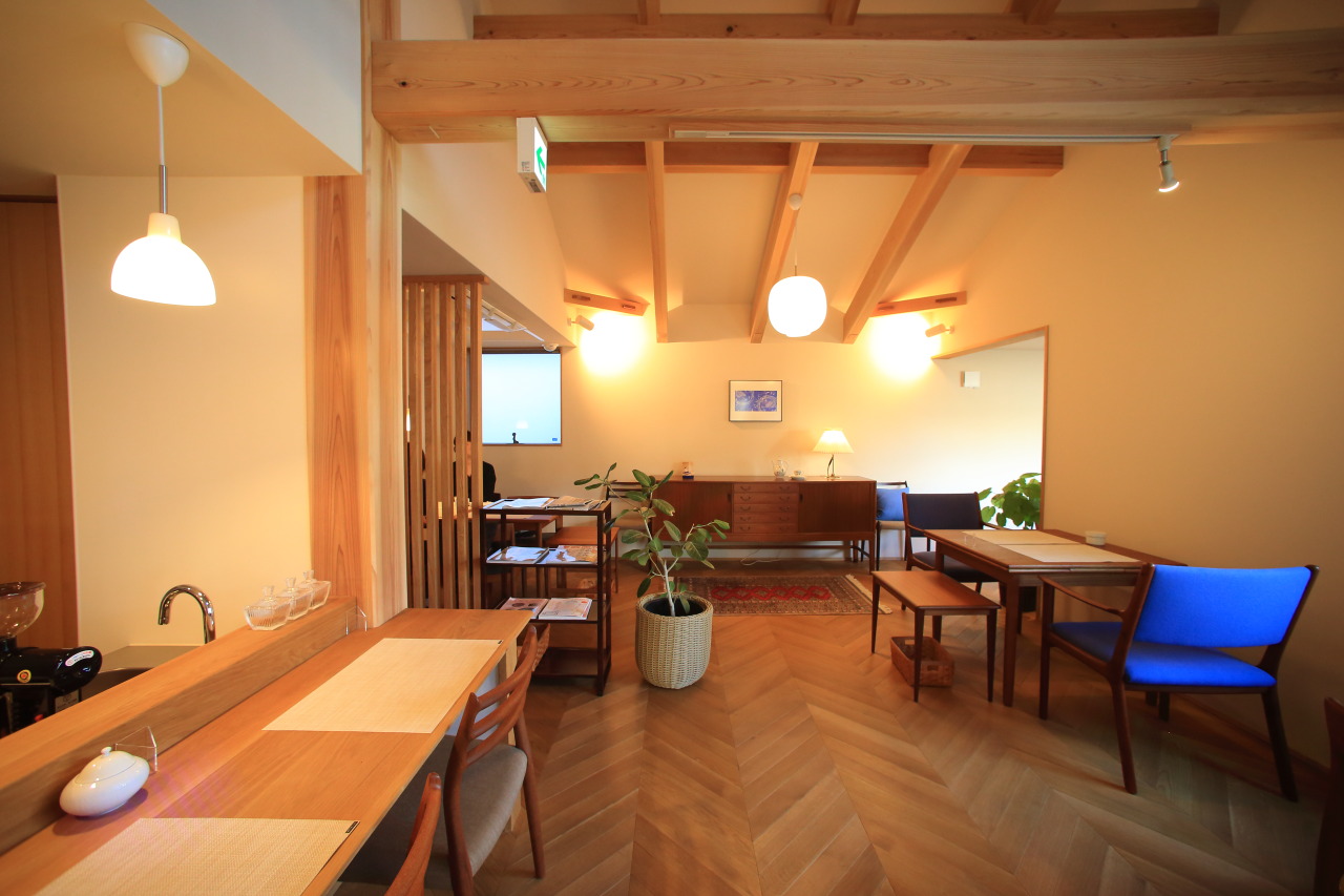 まるたけ堂珈琲 北欧ヴィンテージ家具に囲まれた癒やし空間でコーヒー カケスタ Kakesta