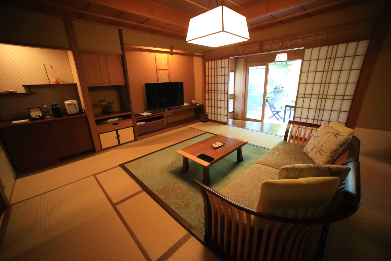 花时间放松在传统的日本风格坐苏日本花园景观主楼房间!