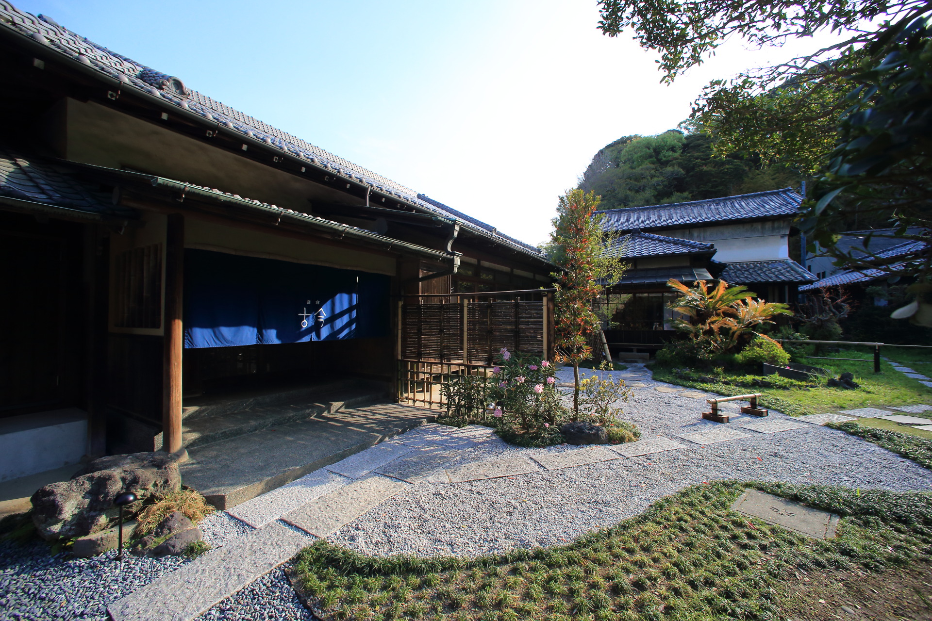 在日本花园 "镰仓小光" 隐藏式酒店的同时, 享用优雅的早餐