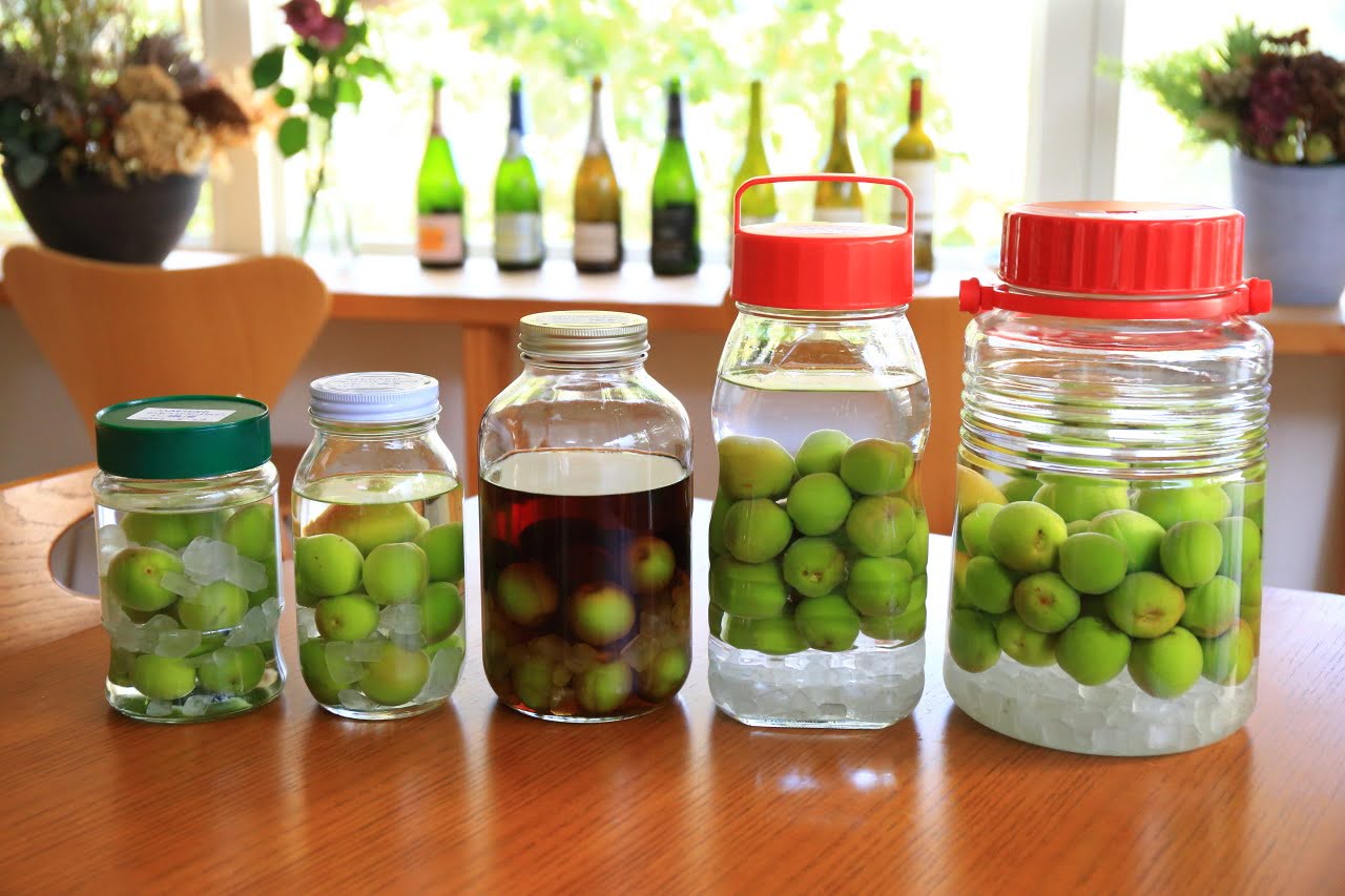 自製梅酒和自製梅花泡菜"使用南高梅的青梅和成熟的李子的梅花工作| lade image