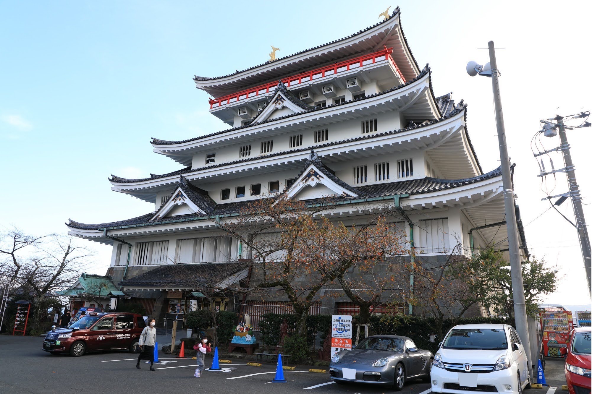 熱海誕生日旅行 熱海城 錦ヶ浦の山頂にそびえ立つ熱海城からの絶景と猿回しイベント カケスタ Kakesta