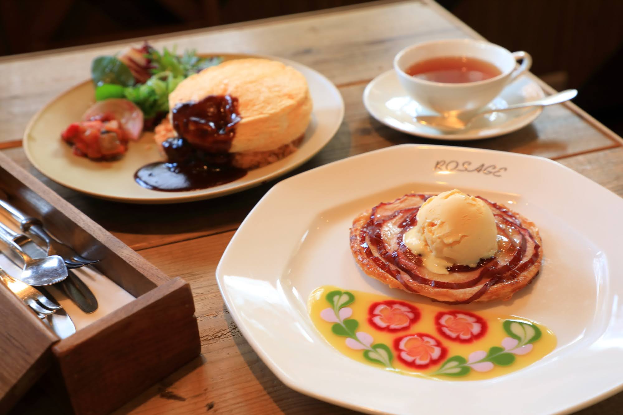箱根・芦ノ湖「サロン・ド・テ ロザージュ」芦ノ湖畔に佇む絶景